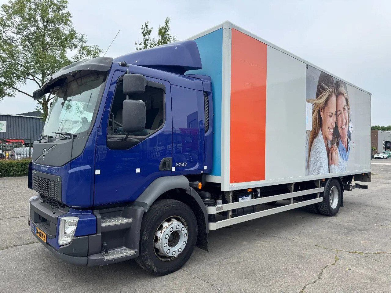 Volvo FL 250 4X2 - EURO 6 + DHOLLANDIA LIFT + TÜV 04-2 - Camion fourgon: photos 1 Volvo FL 250 4X2 - EURO 6 + DHOLLANDIA LIFT + TÜV 04-2 - Camion fourgon: photos 1