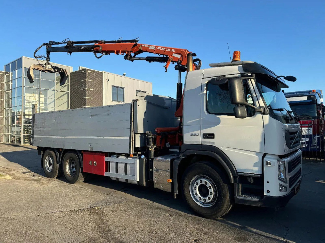 Volvo FM 330 6X2 - EURO 5 + ATLAS 126.3E A2 + REMOTE + - Camion grue: photos 2 Volvo FM 330 6X2 - EURO 5 + ATLAS 126.3E A2 + REMOTE + - Camion grue: photos 2