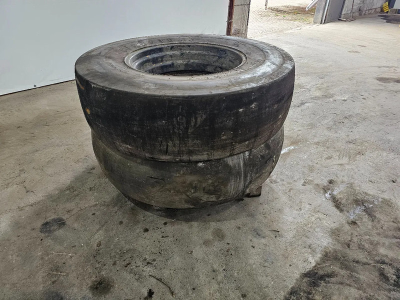 Firestone 16.9-30 - Pneu pour Camion: photos 4 Firestone 16.9-30 - Pneu pour Camion: photos 4