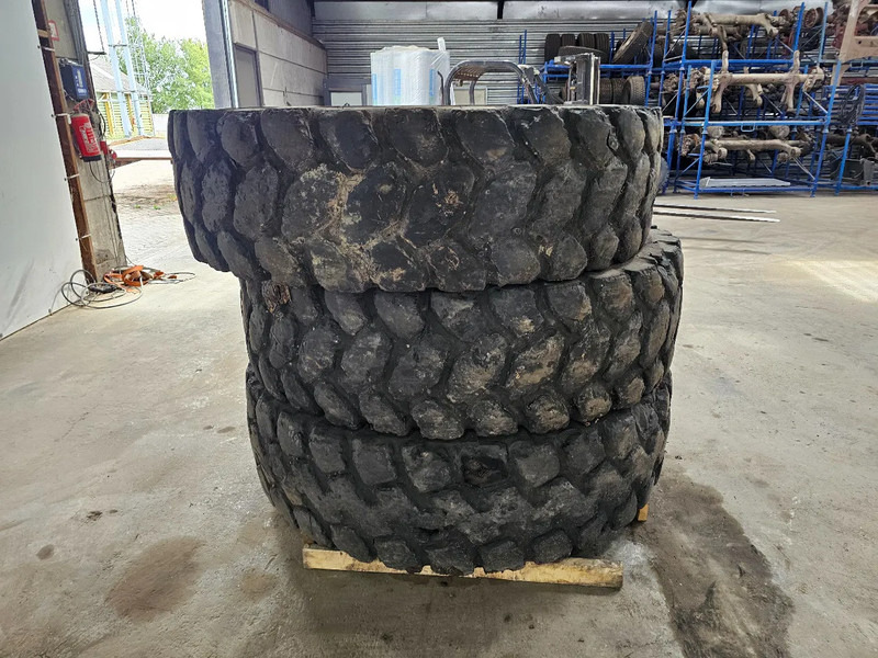 Michelin 18.00 R33 - Pneu pour Camion: photos 3 Michelin 18.00 R33 - Pneu pour Camion: photos 3