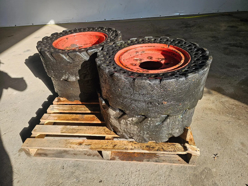 Michelin 30x10-16 - Pneu pour Camion: photos 2 Michelin 30x10-16 - Pneu pour Camion: photos 2