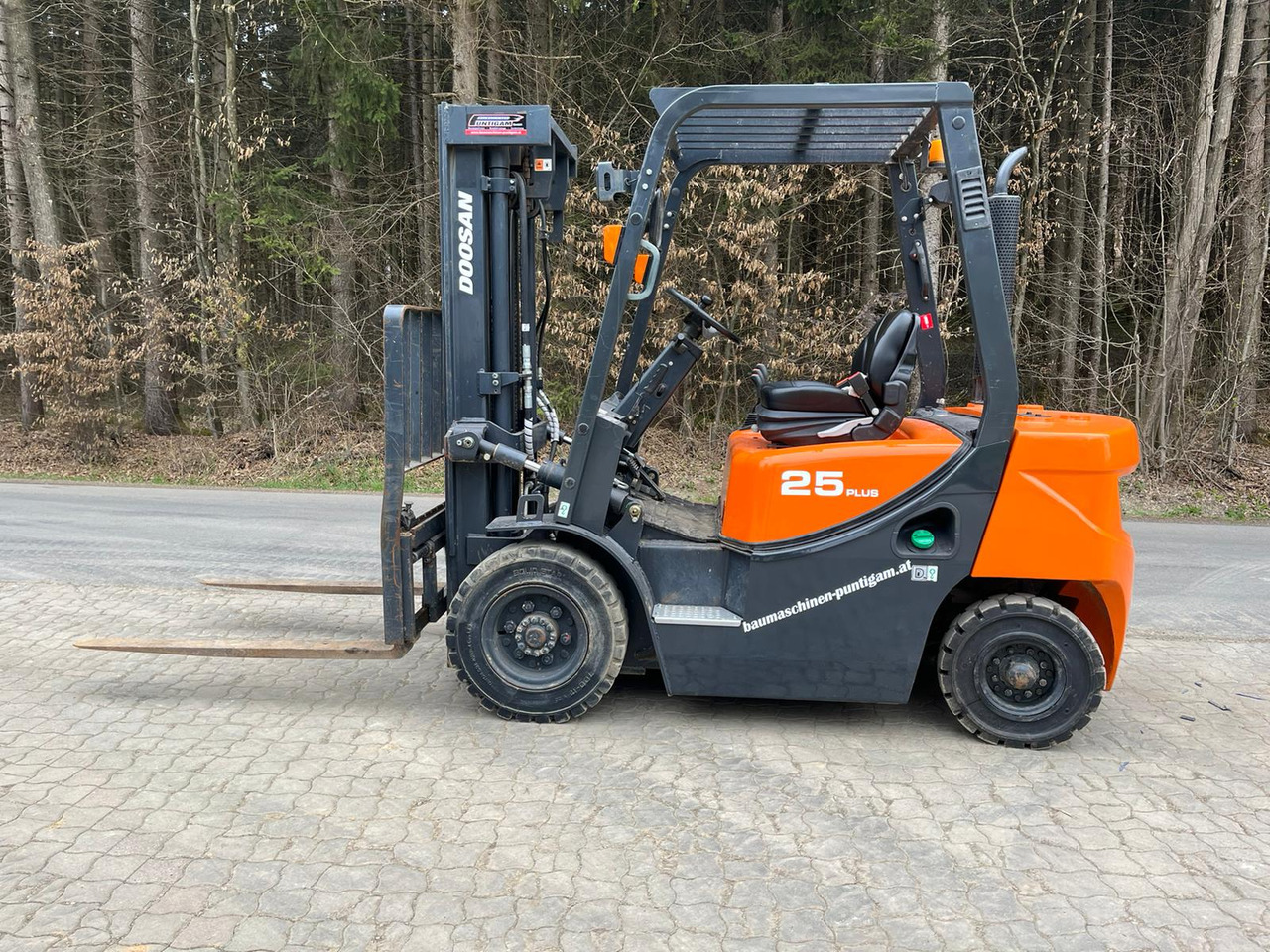 Doosan D 25 GP - Chariot élévateur diesel: photos 1 Doosan D 25 GP - Chariot élévateur diesel: photos 1