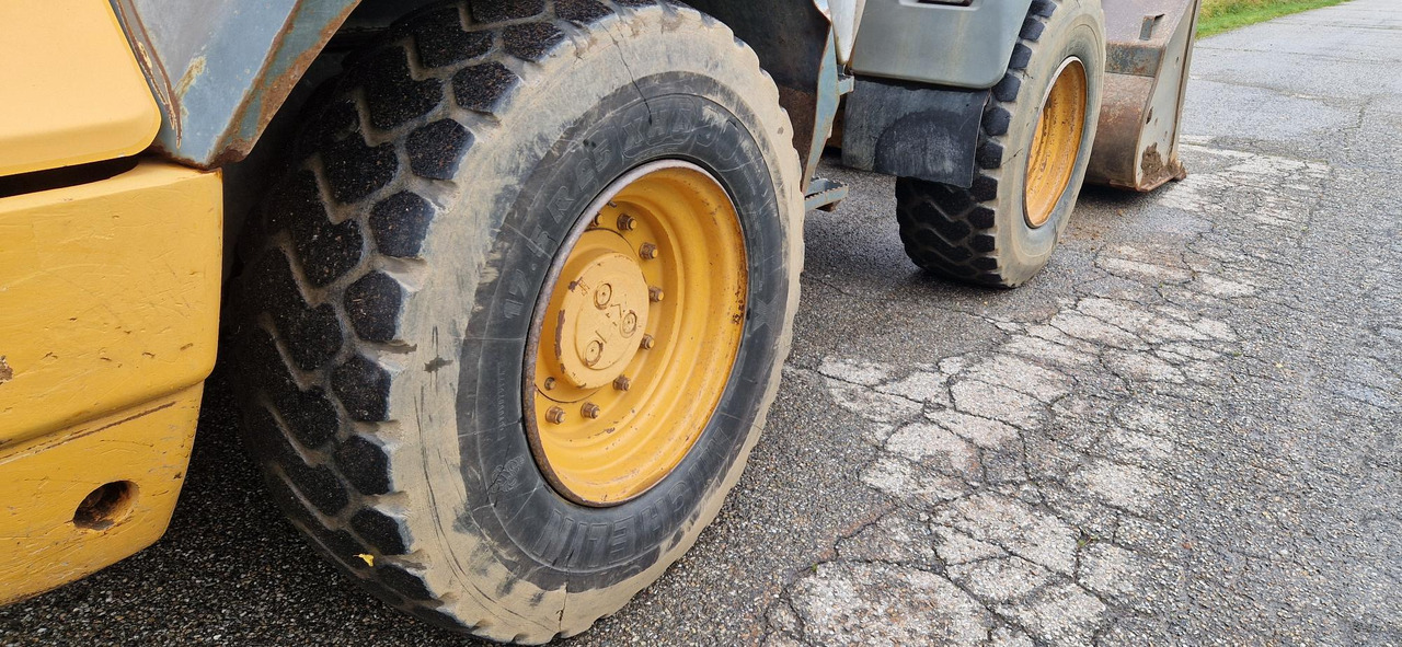 MICHELIN 17.5 R25 - Pneu pour Chargeuse sur pneus: photos 1 MICHELIN 17.5 R25 - Pneu pour Chargeuse sur pneus: photos 1