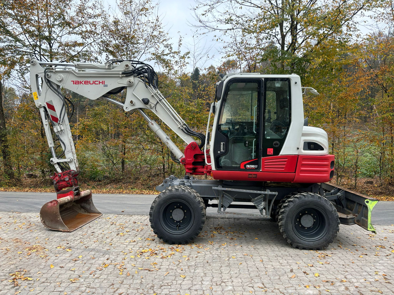 TAKEUCHI TB 295 W - Pelle sur pneus: photos 1 TAKEUCHI TB 295 W - Pelle sur pneus: photos 1