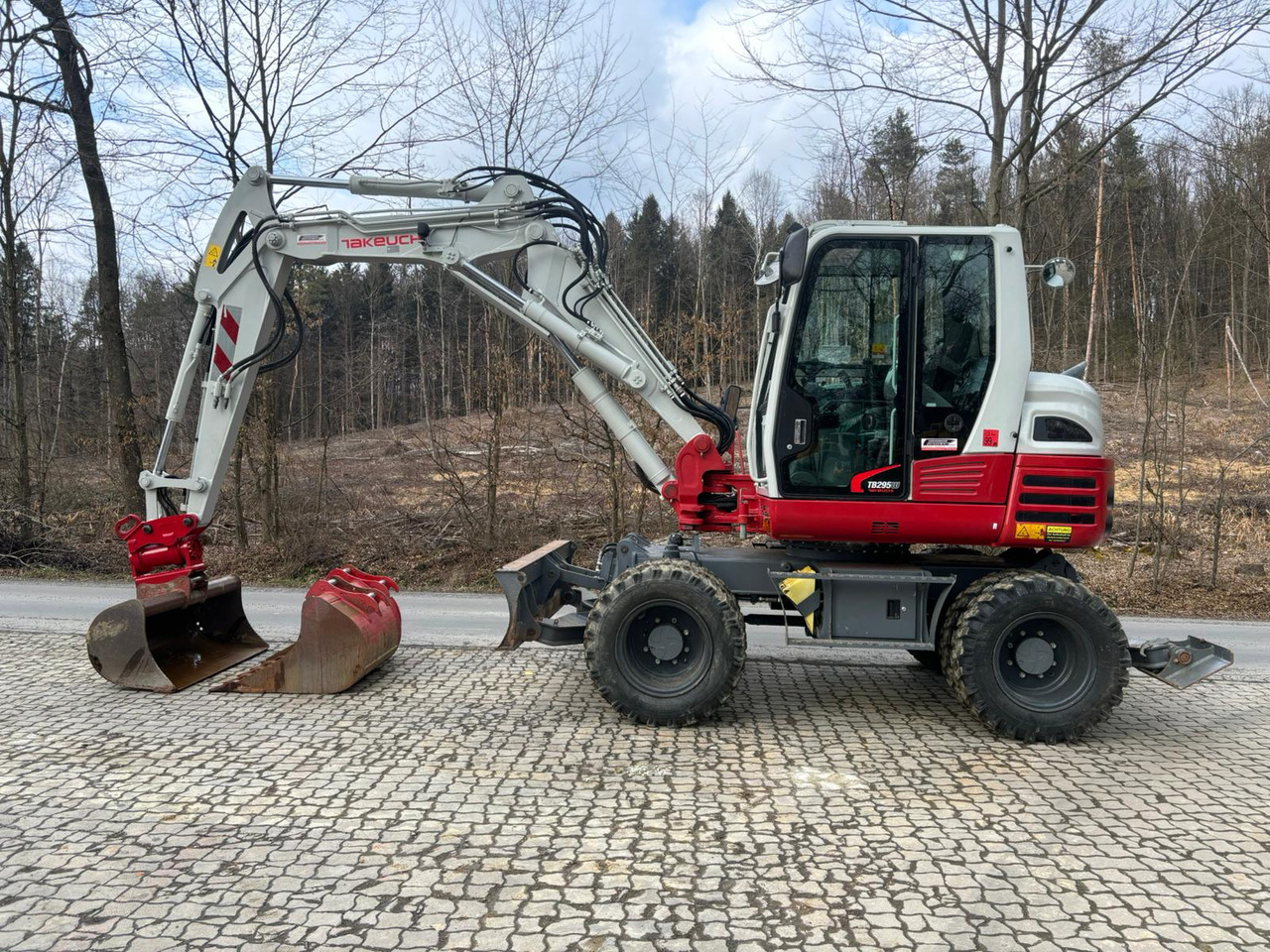 TAKEUCHI TB 295 W - Pelle sur pneus: photos 1 TAKEUCHI TB 295 W - Pelle sur pneus: photos 1