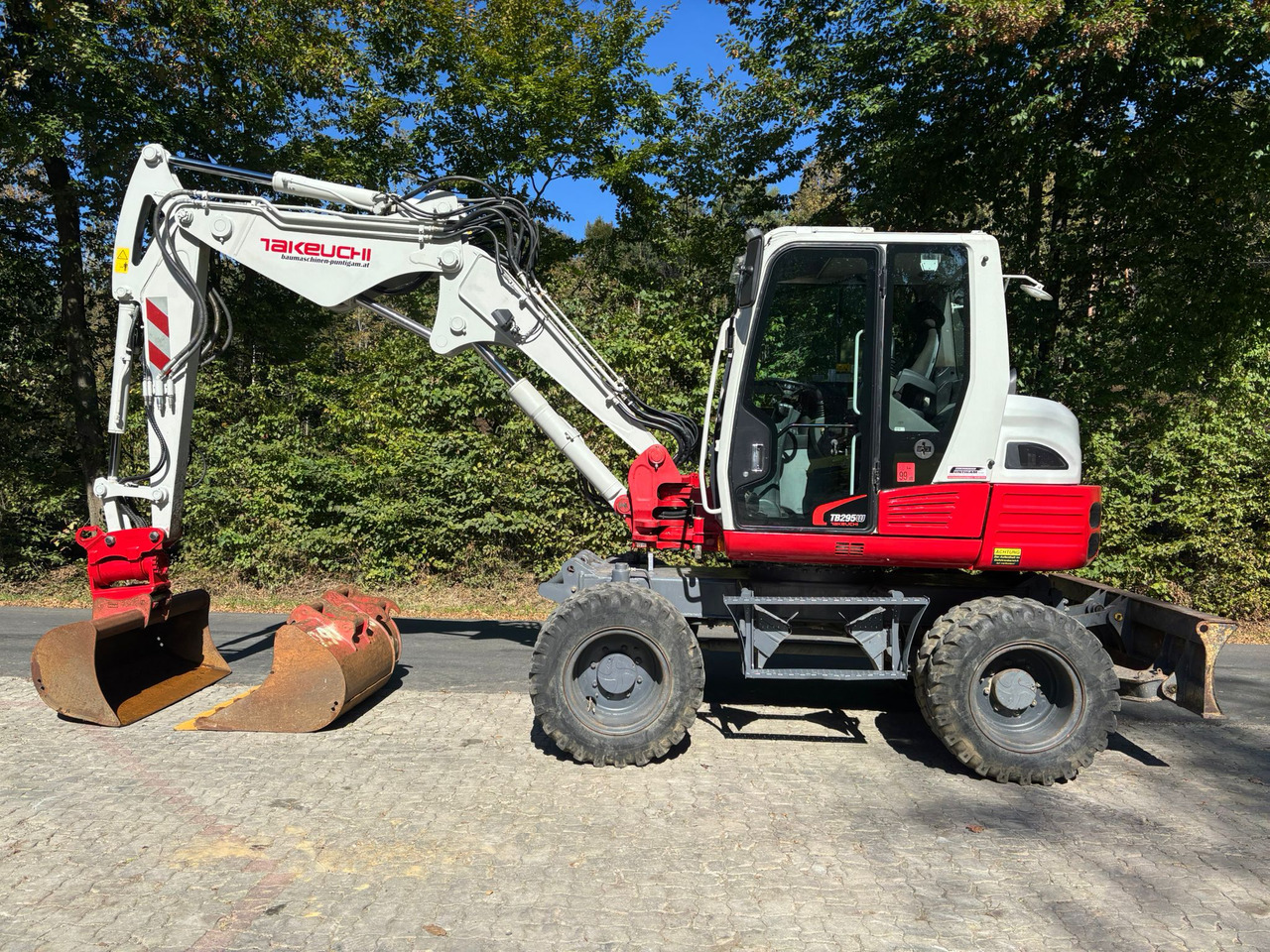 TAKEUCHI TB 295 W - Pelle sur pneus: photos 1 TAKEUCHI TB 295 W - Pelle sur pneus: photos 1