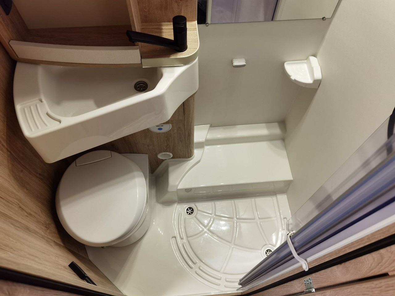 Crédit-bail  Eura Mobil PROFILA T 695 EB / 140PS/ MONDIAL / EINZELBETTEN Eura Mobil PROFILA T 695 EB / 140PS/ MONDIAL / EINZELBETTEN: photos 22