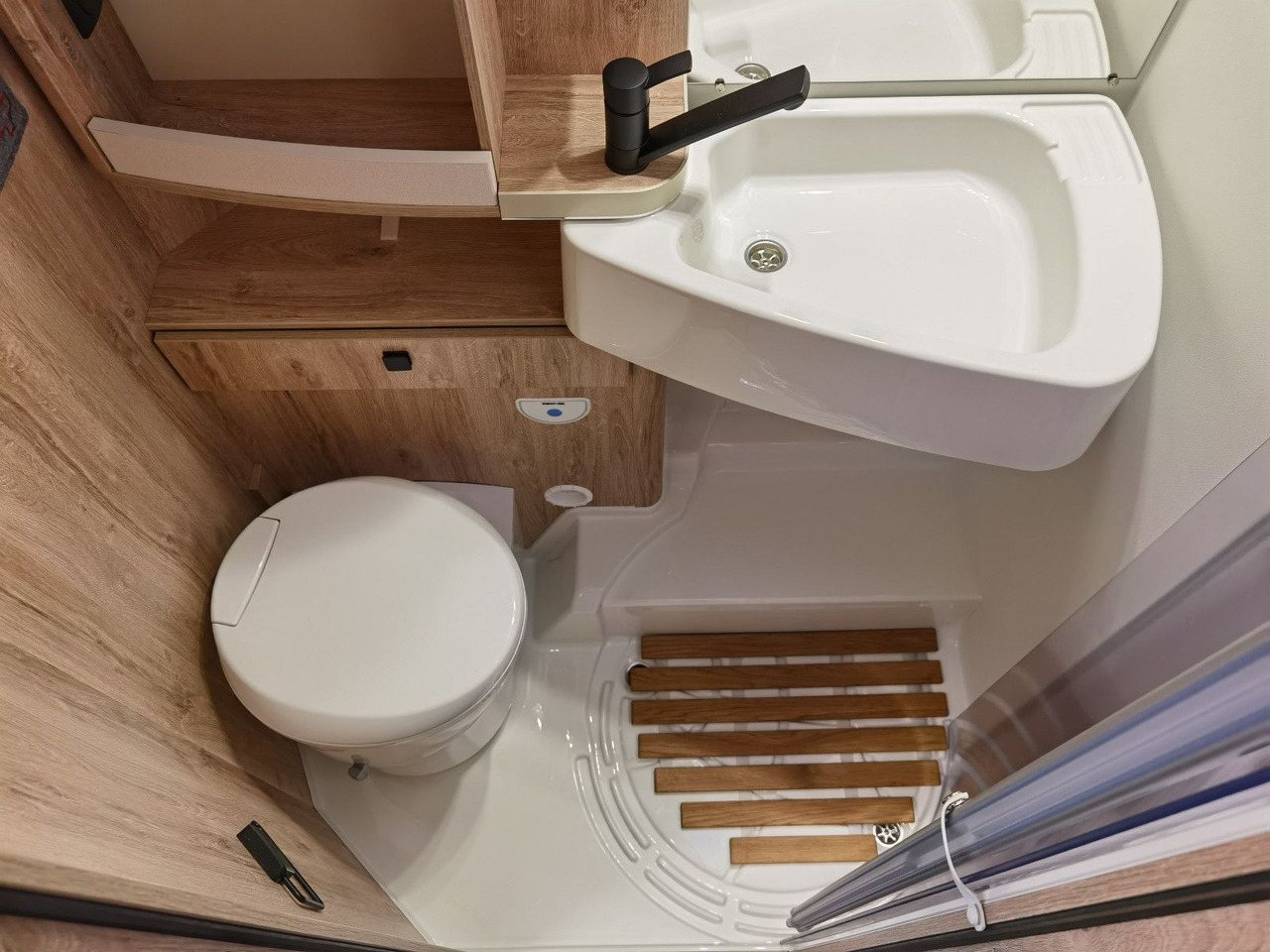 Crédit-bail  Eura Mobil PROFILA T 695 EB / 140PS/ MONDIAL / EINZELBETTEN Eura Mobil PROFILA T 695 EB / 140PS/ MONDIAL / EINZELBETTEN: photos 21