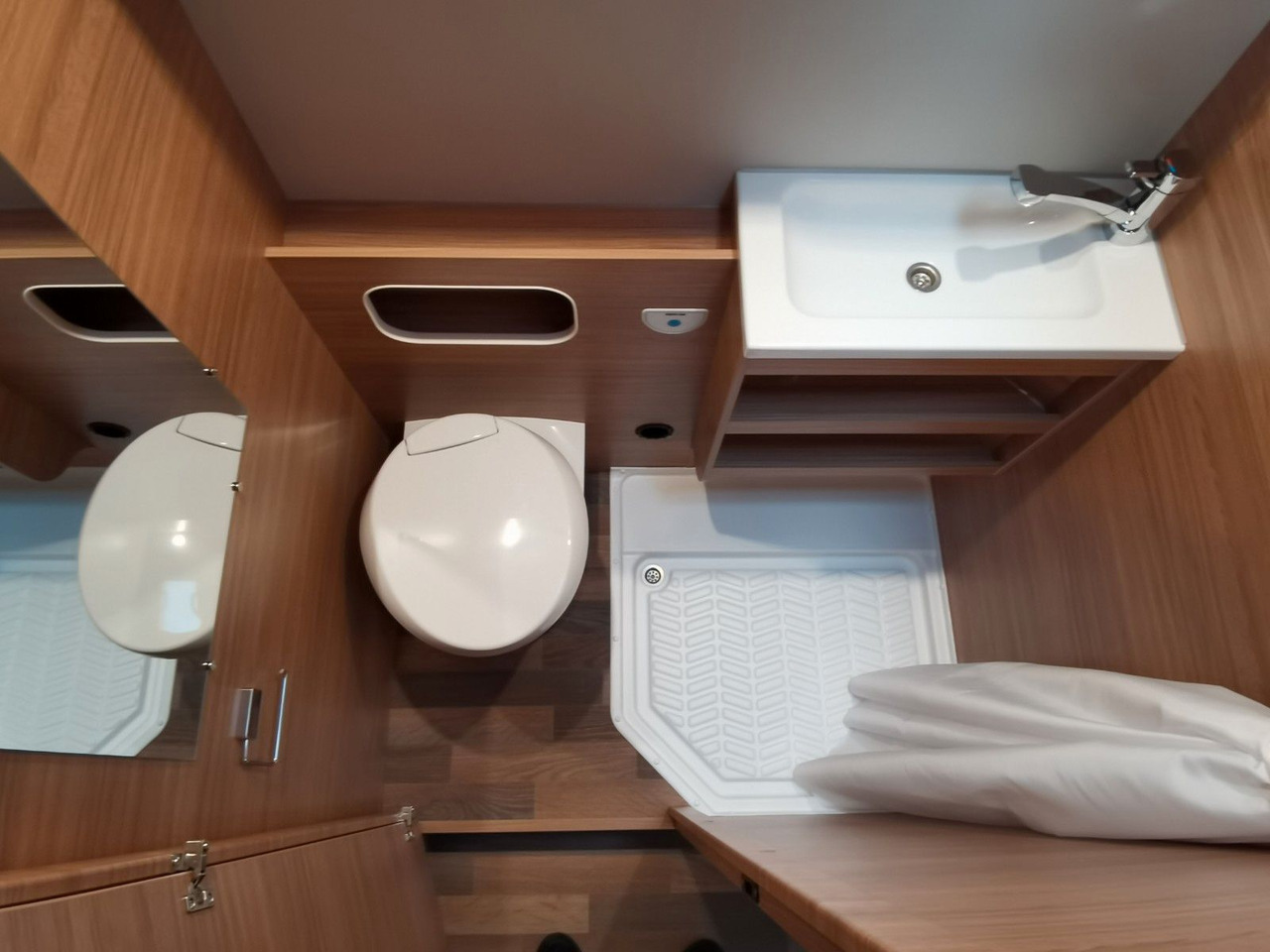 Camping-car capucine Weinsberg CARAHOME 600 DKG / 140PS / ETAGENBETTEN / 5xPERS: photos 24 Camping-car capucine Weinsberg CARAHOME 600 DKG / 140PS / ETAGENBETTEN / 5xPERS: photos 24