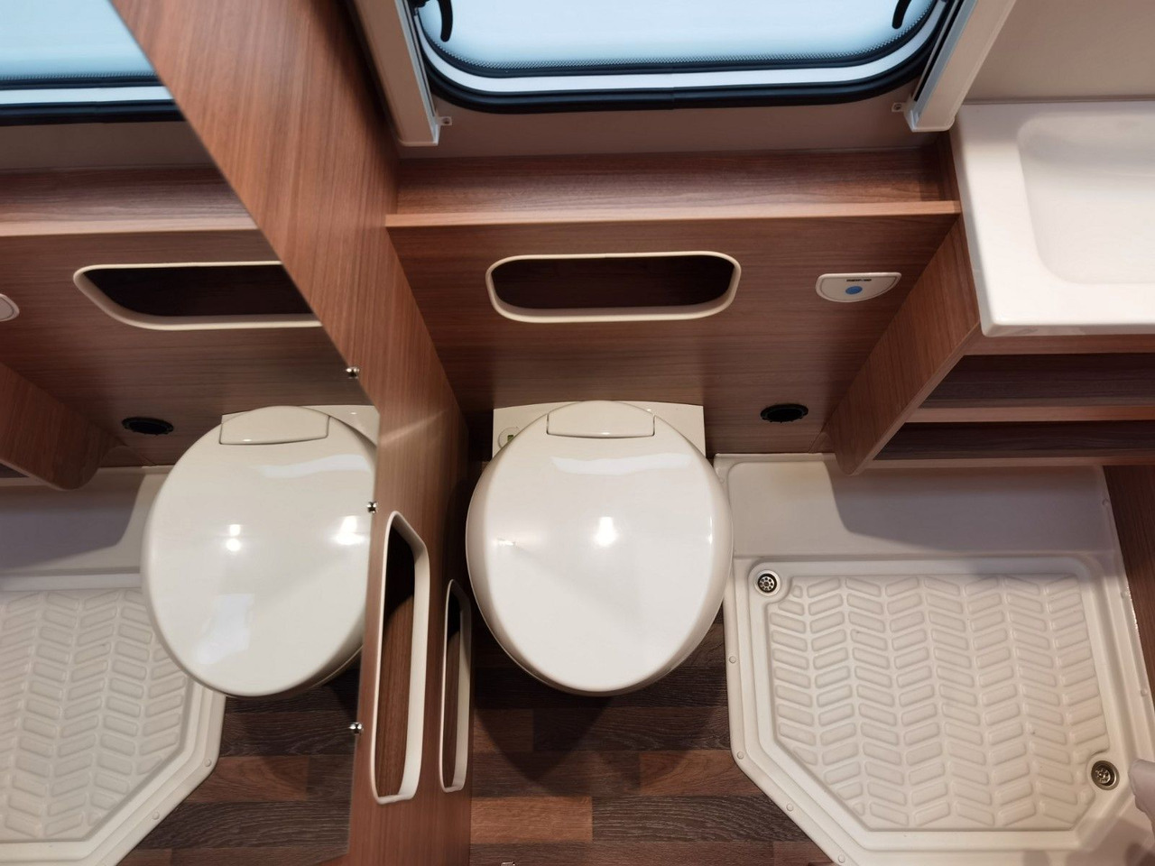 Camping-car capucine Weinsberg CARAHOME 650 DG / 140 PS / TOP - AUSSTATTUNG: photos 25 Camping-car capucine Weinsberg CARAHOME 650 DG / 140 PS / TOP - AUSSTATTUNG: photos 25