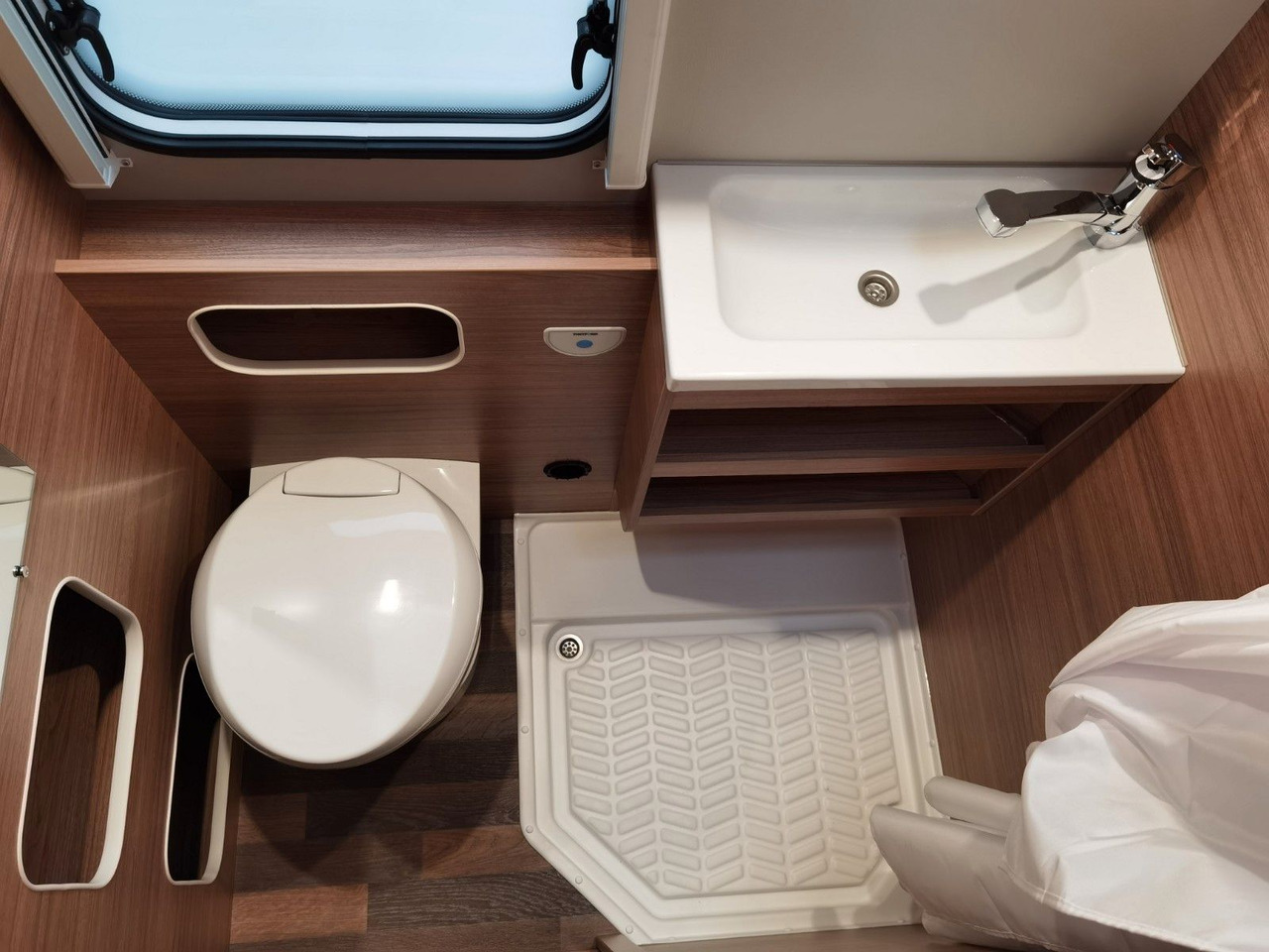 Camping-car capucine Weinsberg CARAHOME 650 DG / 140 PS / TOP - AUSSTATTUNG: photos 24 Camping-car capucine Weinsberg CARAHOME 650 DG / 140 PS / TOP - AUSSTATTUNG: photos 24