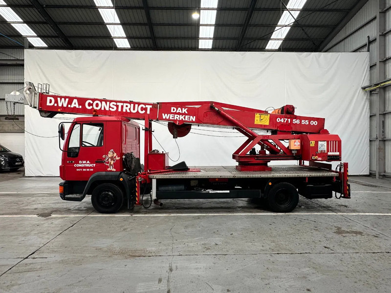 MAN 8.136 L84F / 119257 km - Camion grue: photos 2 MAN 8.136 L84F / 119257 km - Camion grue: photos 2