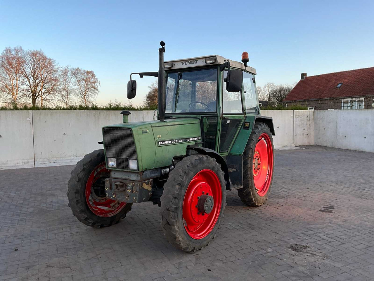 1982 FENDT ALL-WHEEL DRIVE FARM TRACTOR - Tracteur agricole: photos 1 1982 FENDT ALL-WHEEL DRIVE FARM TRACTOR - Tracteur agricole: photos 1