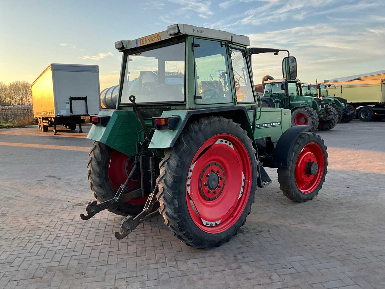 1982 FENDT ALL-WHEEL DRIVE FARM TRACTOR - Tracteur agricole: photos 5 1982 FENDT ALL-WHEEL DRIVE FARM TRACTOR - Tracteur agricole: photos 5
