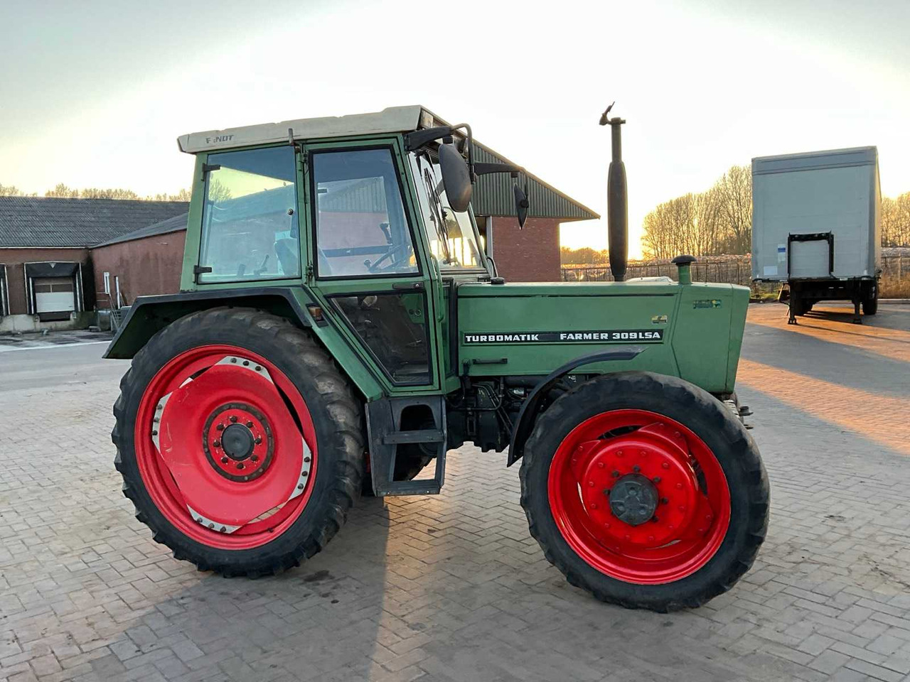 1982 FENDT ALL-WHEEL DRIVE FARM TRACTOR - Tracteur agricole: photos 4 1982 FENDT ALL-WHEEL DRIVE FARM TRACTOR - Tracteur agricole: photos 4
