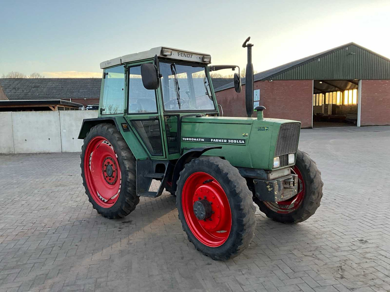 1982 FENDT ALL-WHEEL DRIVE FARM TRACTOR - Tracteur agricole: photos 3 1982 FENDT ALL-WHEEL DRIVE FARM TRACTOR - Tracteur agricole: photos 3