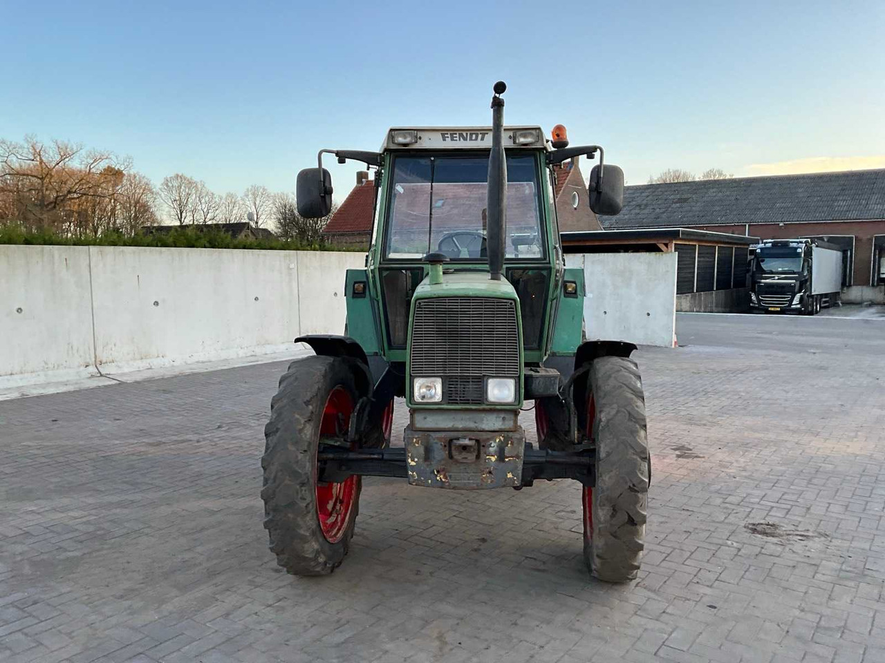 1982 FENDT ALL-WHEEL DRIVE FARM TRACTOR - Tracteur agricole: photos 2 1982 FENDT ALL-WHEEL DRIVE FARM TRACTOR - Tracteur agricole: photos 2