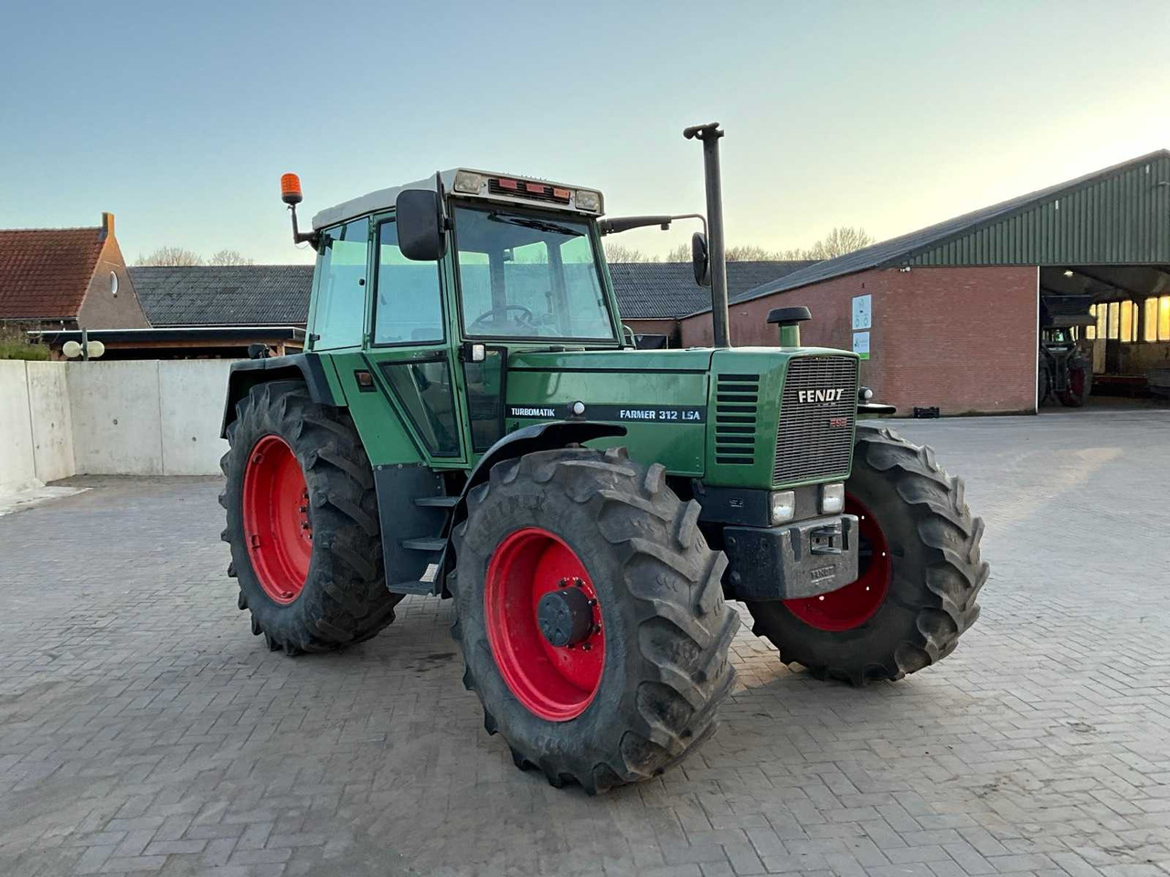 1982 FENDT FARMER 312 LSA ALL-WHEEL DRIVE FARM TRACTOR - Tracteur agricole: photos 3 1982 FENDT FARMER 312 LSA ALL-WHEEL DRIVE FARM TRACTOR - Tracteur agricole: photos 3