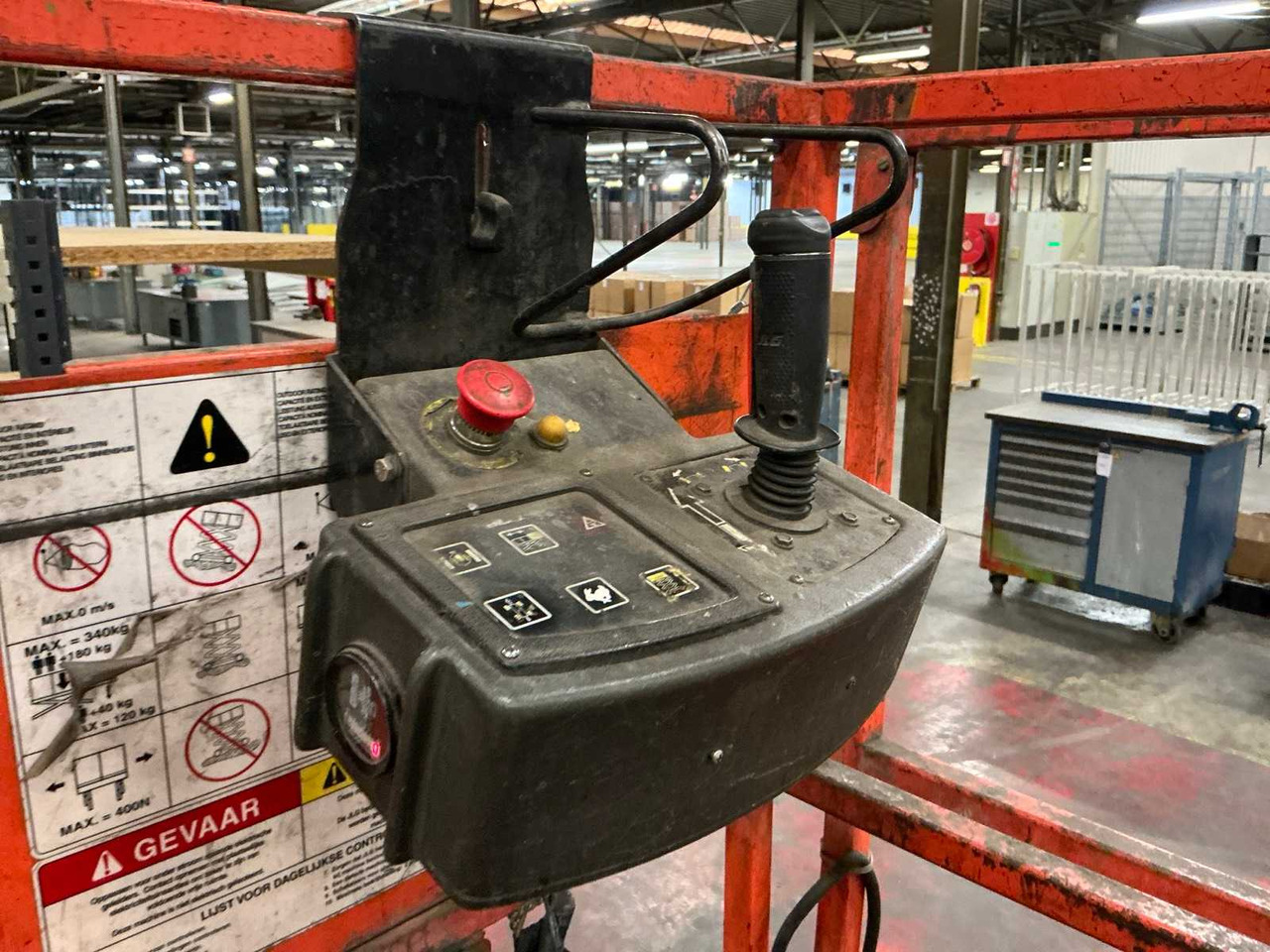 2001 JLG 2033E3 AERIAL PLATFORM - Nacelle: photos 5 2001 JLG 2033E3 AERIAL PLATFORM - Nacelle: photos 5