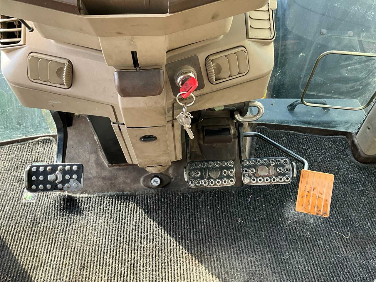 Tracteur agricole 2007 JOHN DEERE 6820 FOUR WHEEL DRIVE FARM TRACTOR: photos 15 Tracteur agricole 2007 JOHN DEERE 6820 FOUR WHEEL DRIVE FARM TRACTOR: photos 15