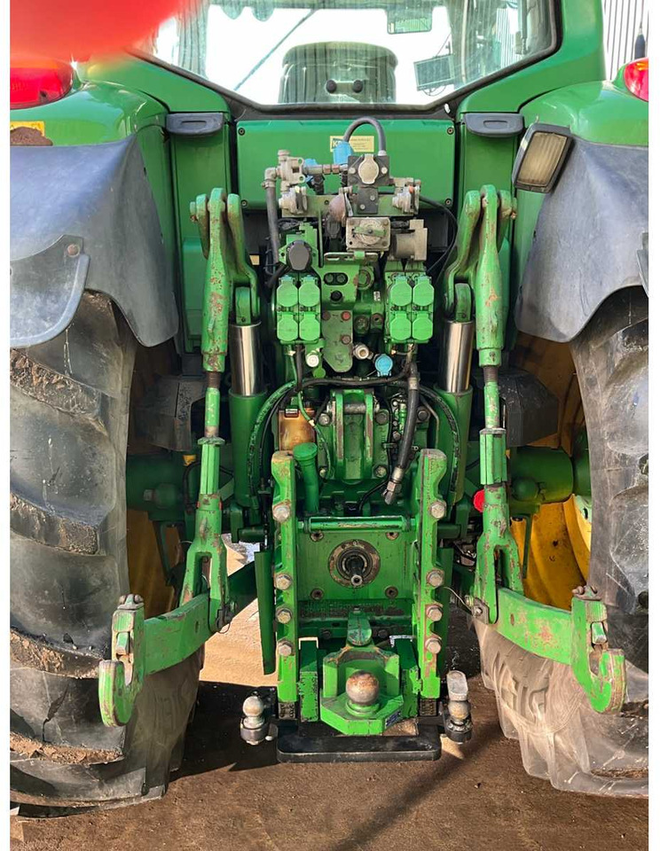 Tracteur agricole 2007 JOHN DEERE 6820 FOUR WHEEL DRIVE FARM TRACTOR: photos 8 Tracteur agricole 2007 JOHN DEERE 6820 FOUR WHEEL DRIVE FARM TRACTOR: photos 8