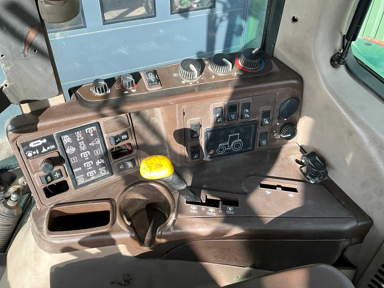 Tracteur agricole 2007 JOHN DEERE 6820 FOUR WHEEL DRIVE FARM TRACTOR: photos 18 Tracteur agricole 2007 JOHN DEERE 6820 FOUR WHEEL DRIVE FARM TRACTOR: photos 18