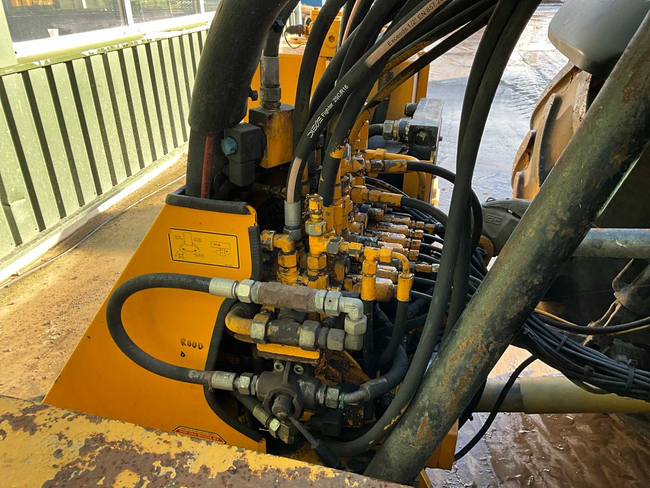 Tracteur agricole 2007 MASSEY FERGUSON 6480 FOUR WHEEL DRIVE FARM TRACTOR: photos 11