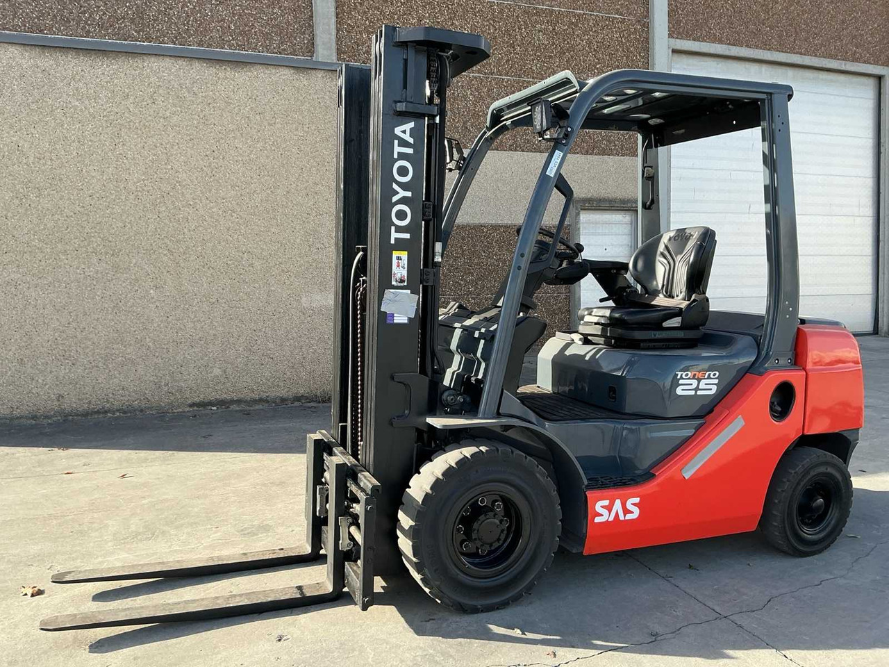 2016 TOYOTA 06-8FD25F FORKLIFT - Chariot élévateur: photos 1 2016 TOYOTA 06-8FD25F FORKLIFT - Chariot élévateur: photos 1