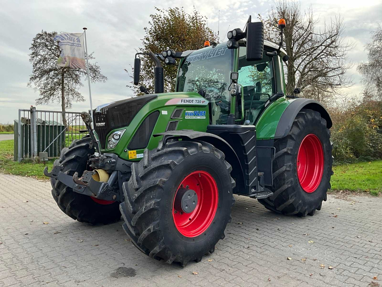 2017 FENDT 720 VARIO ALL-WHEEL DRIVE AGRICULTURAL TRACTOR - Tracteur agricole: photos 1 2017 FENDT 720 VARIO ALL-WHEEL DRIVE AGRICULTURAL TRACTOR - Tracteur agricole: photos 1