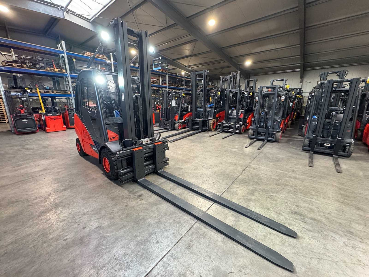 2020 LINDE H35T 3.500KG 3.+4TH VALVE 177CM FORK ADJUSTER TRIPLEX 645CM GAS FORKLIFT FORKLIFT - Chariot élévateur: photos 3 2020 LINDE H35T 3.500KG 3.+4TH VALVE 177CM FORK ADJUSTER TRIPLEX 645CM GAS FORKLIFT FORKLIFT - Chariot élévateur: photos 3