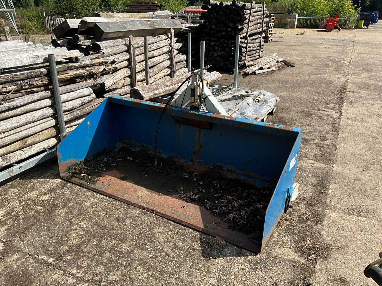 3-point carrying box tractor - Remorque forestière: photos 2 3-point carrying box tractor - Remorque forestière: photos 2