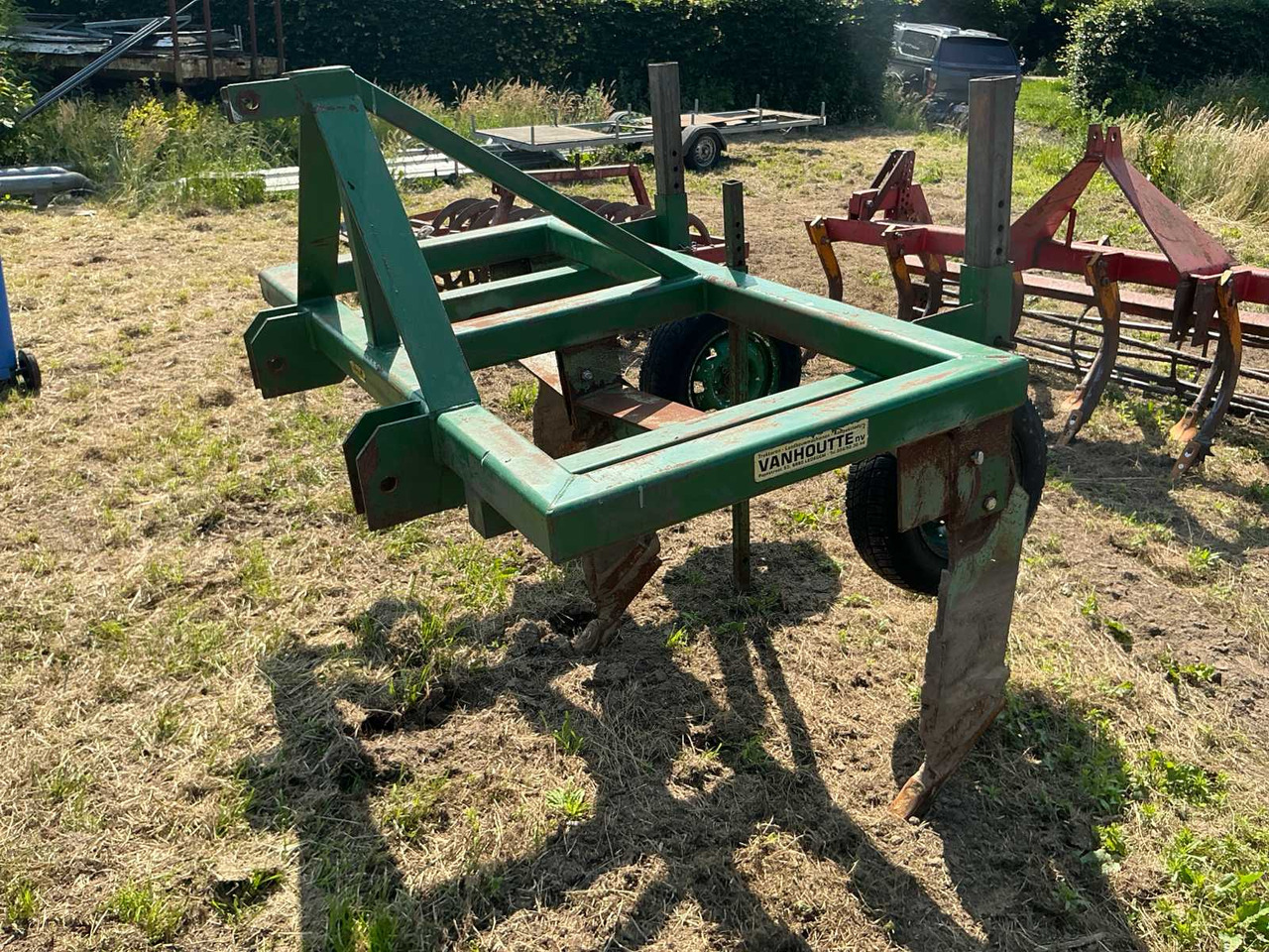 3-tooth subsoiler - Décompacteur: photos 1 3-tooth subsoiler - Décompacteur: photos 1