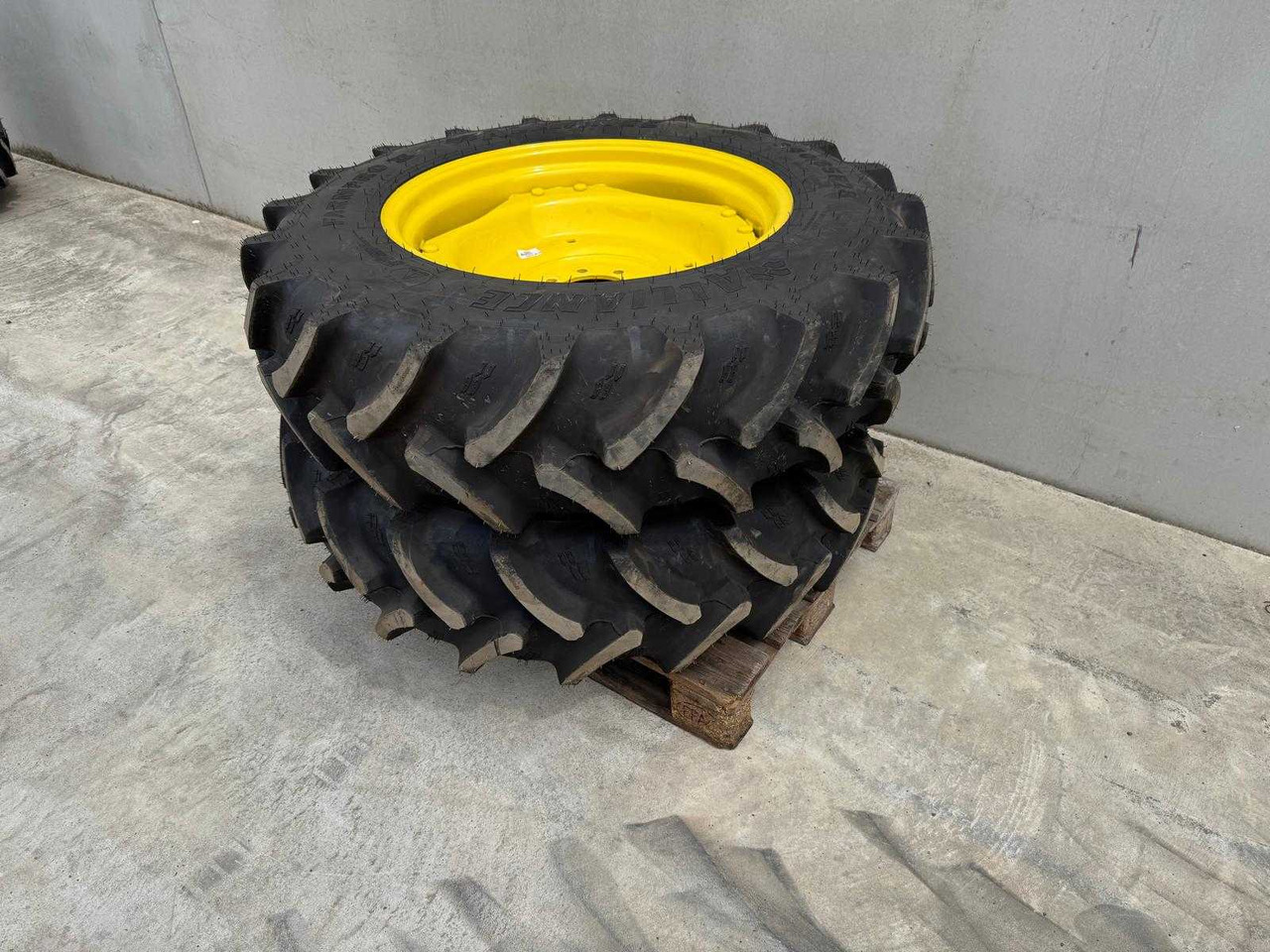 Alliance Farmpro 2 - Pneus et jantes pour Tracteur agricole: photos 1 Alliance Farmpro 2 - Pneus et jantes pour Tracteur agricole: photos 1