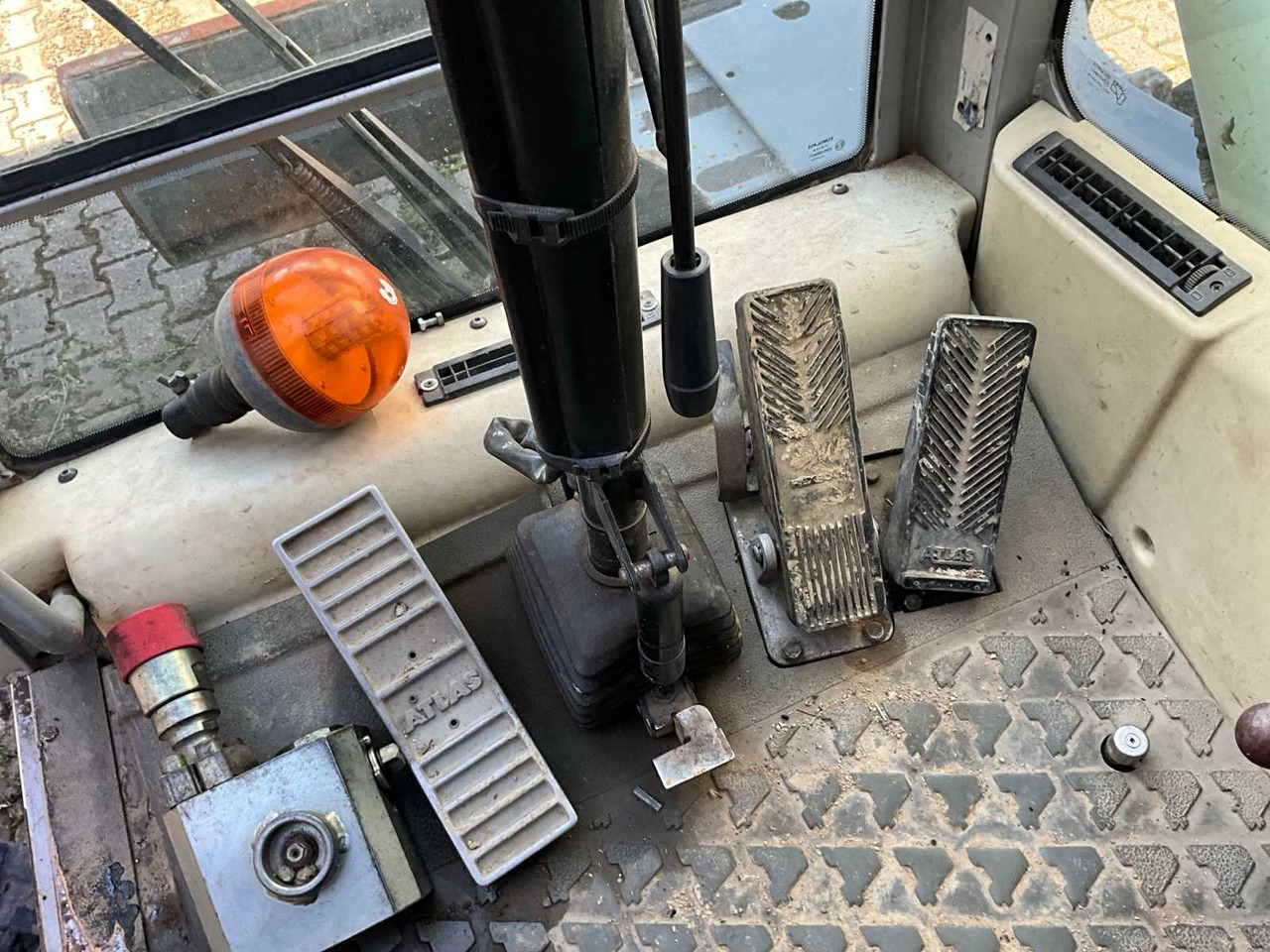 Pelle sur pneus Atlas 1305M: photos 37 Pelle sur pneus Atlas 1305M: photos 37