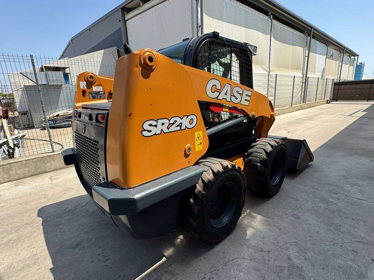 CASE SR210 COMPACT LOADER WITH RADIAL LIFT GEOMETRY - Chargeuse compacte sur chenilles: photos 3 CASE SR210 COMPACT LOADER WITH RADIAL LIFT GEOMETRY - Chargeuse compacte sur chenilles: photos 3
