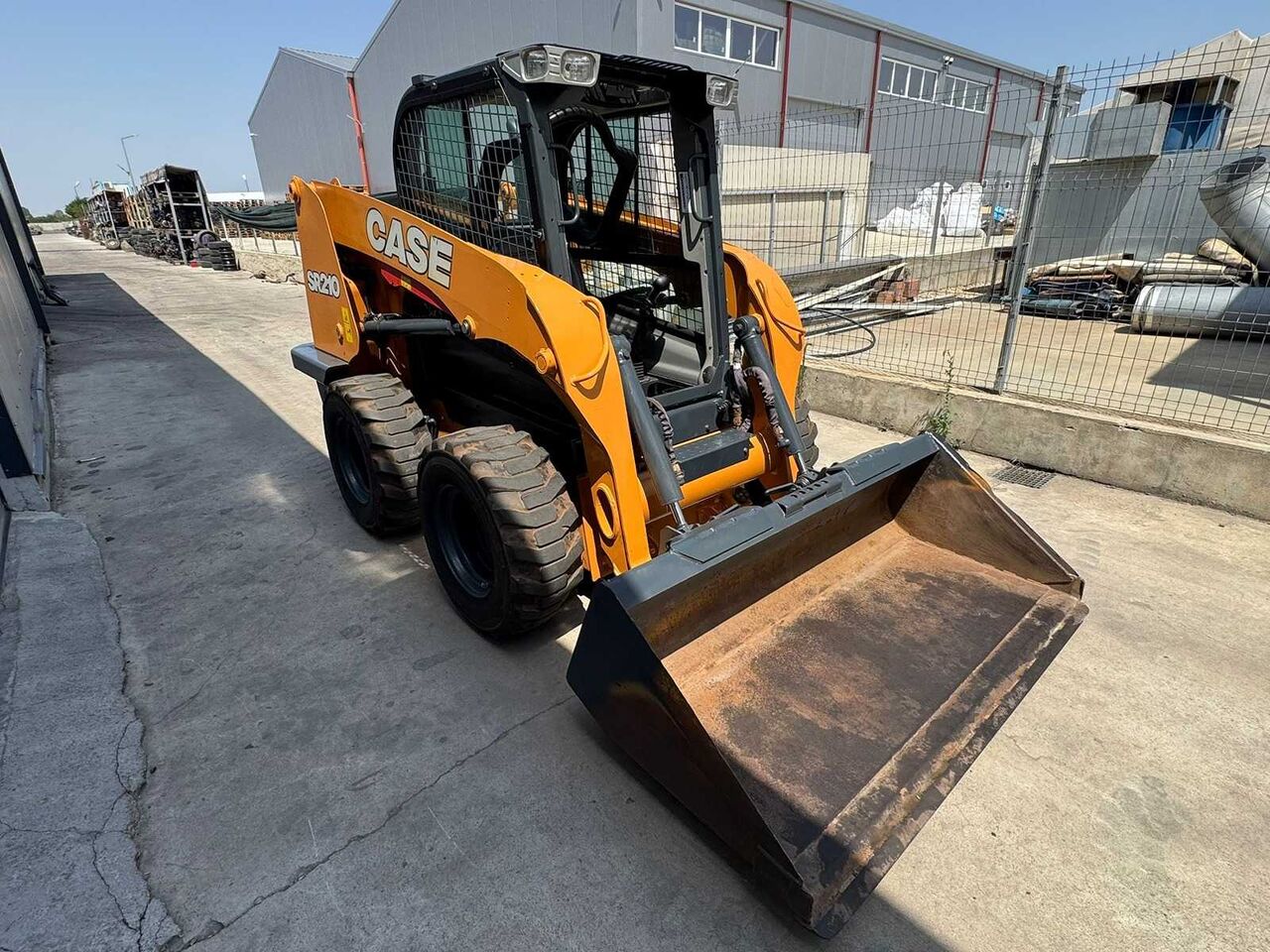 CASE SR210 COMPACT LOADER WITH RADIAL LIFT GEOMETRY - Chargeuse compacte sur chenilles: photos 2 CASE SR210 COMPACT LOADER WITH RADIAL LIFT GEOMETRY - Chargeuse compacte sur chenilles: photos 2