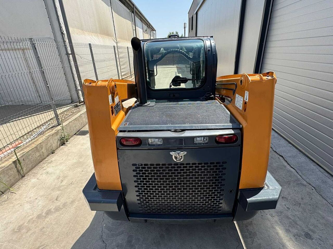 CASE SR210 COMPACT LOADER WITH RADIAL LIFT GEOMETRY - Chargeuse compacte sur chenilles: photos 4 CASE SR210 COMPACT LOADER WITH RADIAL LIFT GEOMETRY - Chargeuse compacte sur chenilles: photos 4