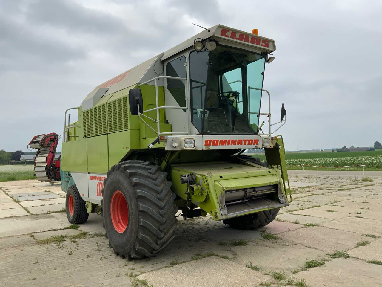 Claas Dominator 108 SL - Moissonneuse-batteuse: photos 5 Claas Dominator 108 SL - Moissonneuse-batteuse: photos 5
