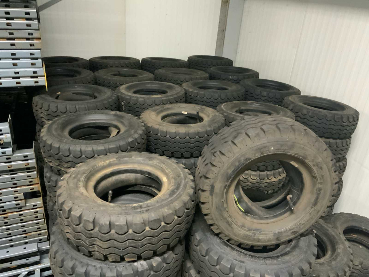 Dunlop - Pneus et jantes pour Tracteur agricole: photos 5 Dunlop - Pneus et jantes pour Tracteur agricole: photos 5