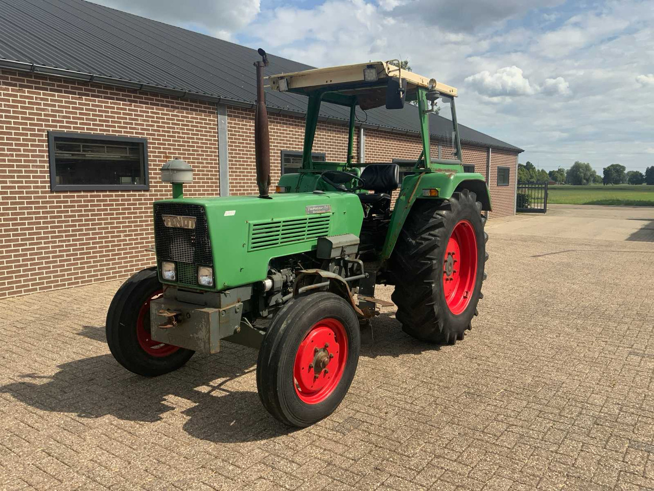 Fendt Farmer 108S - Tracteur agricole: photos 1 Fendt Farmer 108S - Tracteur agricole: photos 1