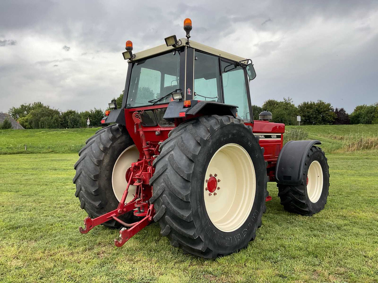 International 1255 - Tracteur agricole: photos 5 International 1255 - Tracteur agricole: photos 5