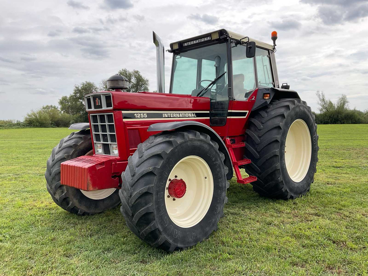International 1255 - Tracteur agricole: photos 1 International 1255 - Tracteur agricole: photos 1