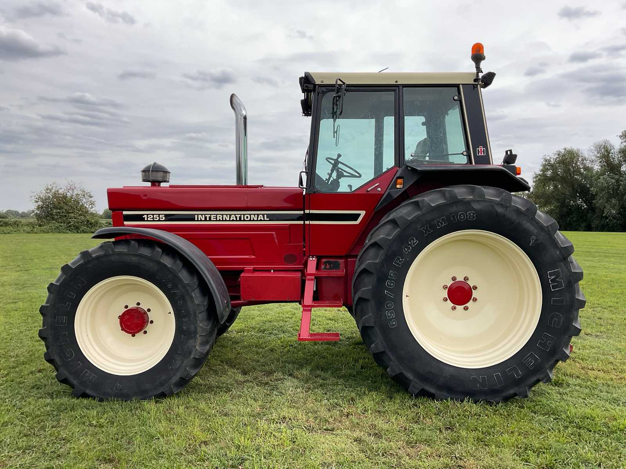 International 1255 - Tracteur agricole: photos 2 International 1255 - Tracteur agricole: photos 2