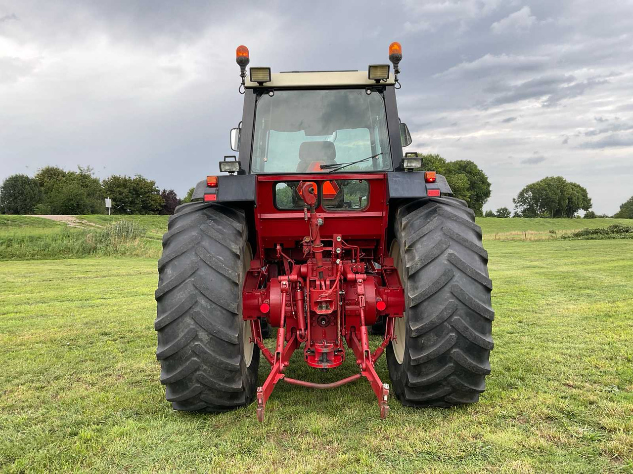 International 1255 - Tracteur agricole: photos 4 International 1255 - Tracteur agricole: photos 4