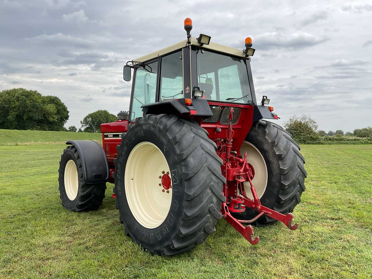 International 1255 - Tracteur agricole: photos 3 International 1255 - Tracteur agricole: photos 3