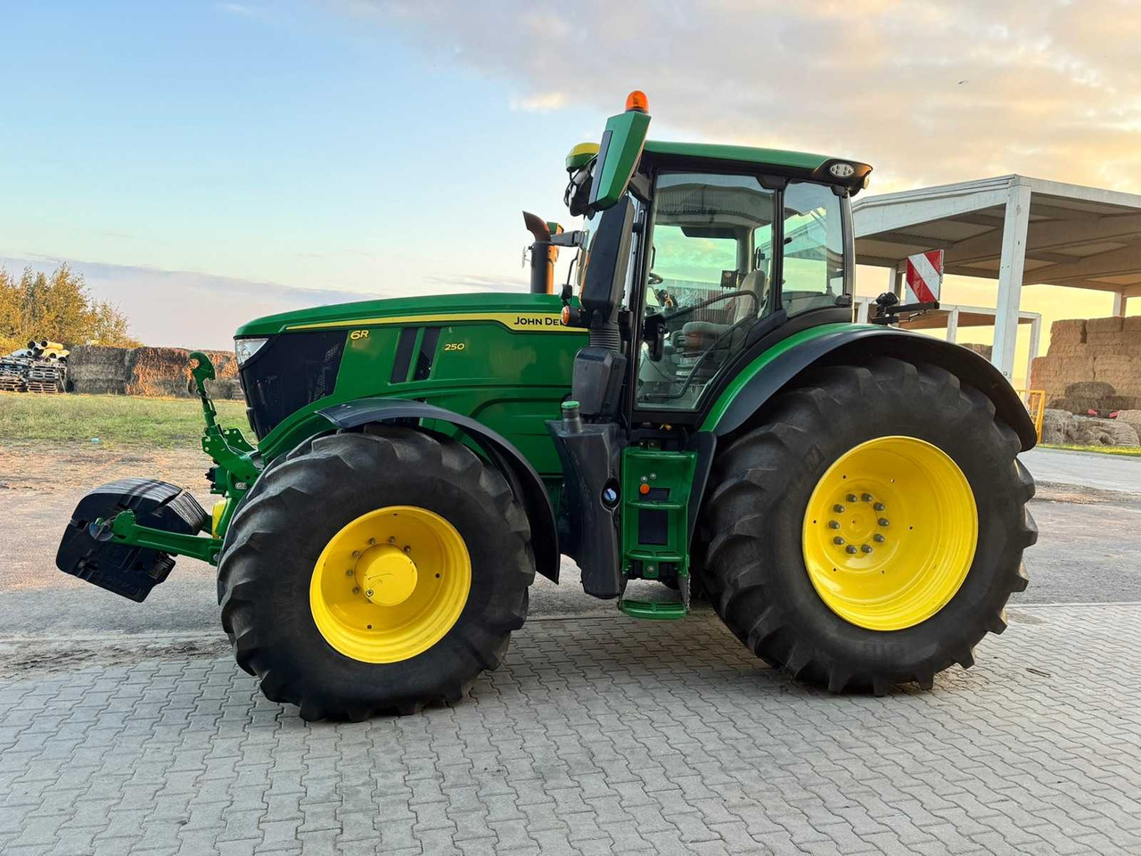 JOHN DEERE 6R 250 - E18 - Tracteur agricole: photos 2 JOHN DEERE 6R 250 - E18 - Tracteur agricole: photos 2
