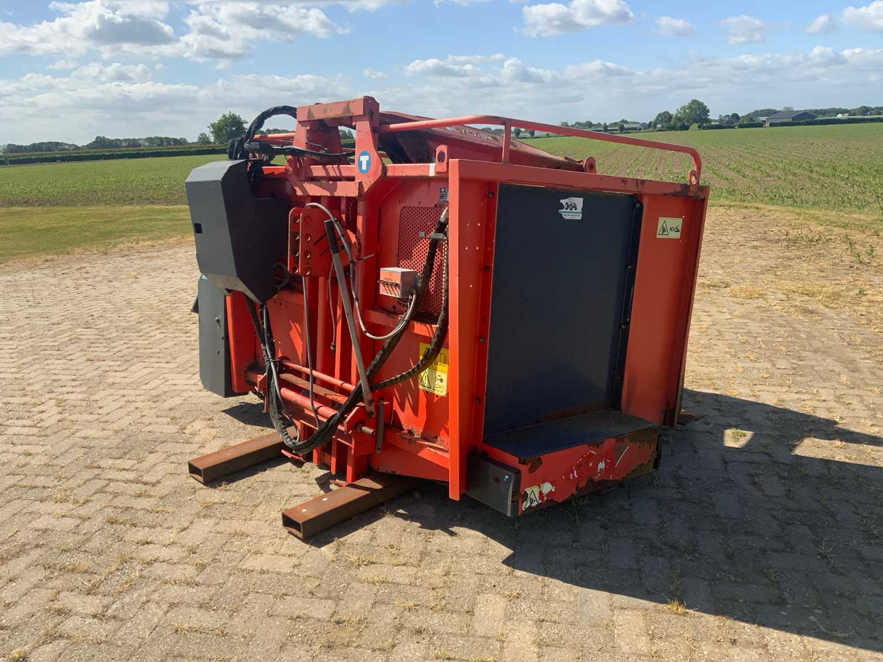 Kuhn Polytrok PK2050 - Matériel d'élevage: photos 2 Kuhn Polytrok PK2050 - Matériel d'élevage: photos 2