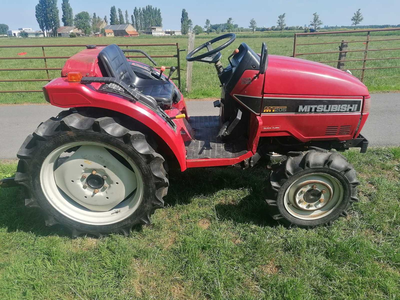 Mitsubishi MT205 - Micro tracteur: photos 1 Mitsubishi MT205 - Micro tracteur: photos 1