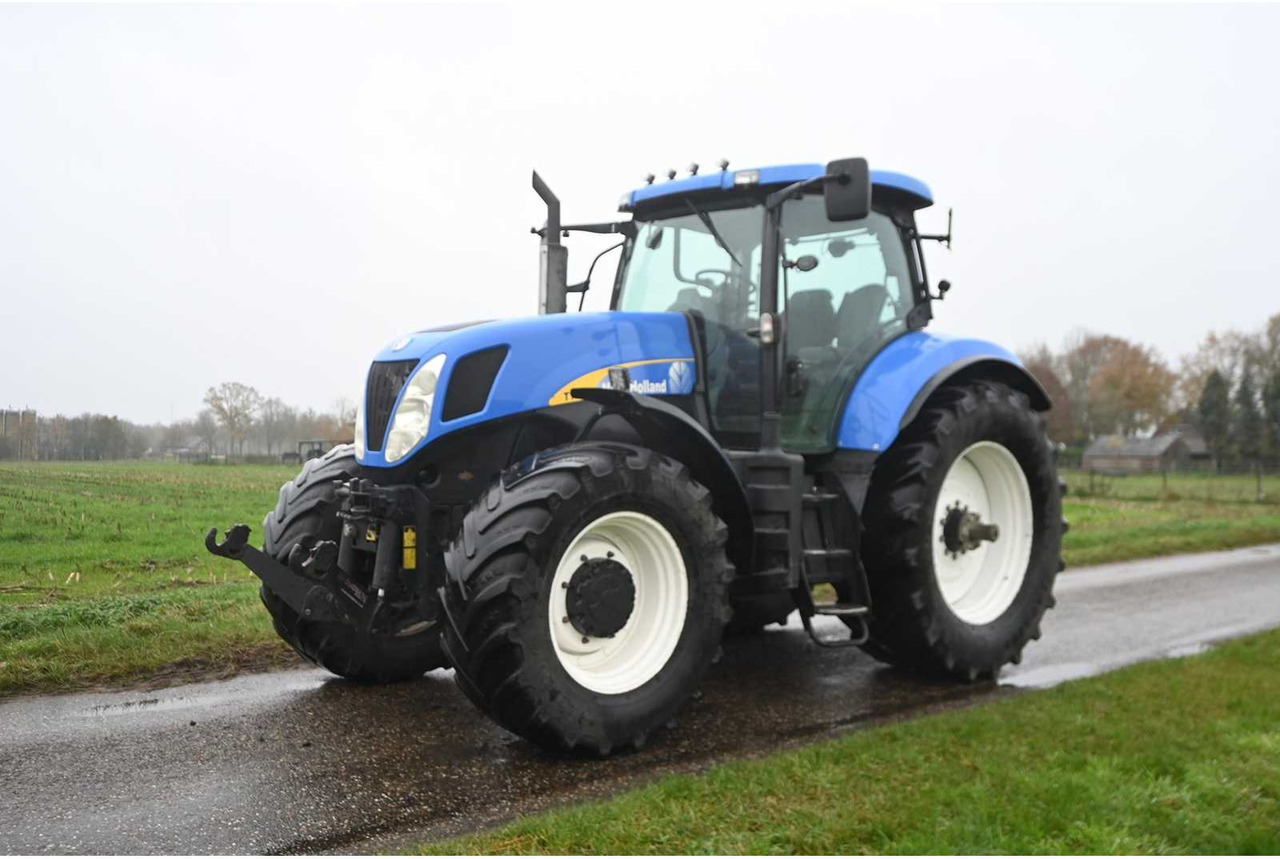 NEW HOLLAND - 2007 - T7030 - ALL-WHEEL DRIVE FARM TRACTOR - Tracteur agricole: photos 2 NEW HOLLAND - 2007 - T7030 - ALL-WHEEL DRIVE FARM TRACTOR - Tracteur agricole: photos 2