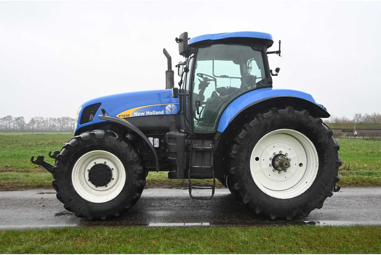 NEW HOLLAND - 2007 - T7030 - ALL-WHEEL DRIVE FARM TRACTOR - Tracteur agricole: photos 3 NEW HOLLAND - 2007 - T7030 - ALL-WHEEL DRIVE FARM TRACTOR - Tracteur agricole: photos 3